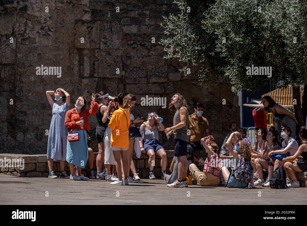 Barcelona, Spanien. Juni 2021. Eine Gruppe ausländischer Studenten besucht einen Geschichtsunterricht vor der Kathedrale von Barcelona.mit 50% der Bürger Kataloniens, die mit der ersten Dosis geimpft wurden, werden Touristen in den Straßen Barcelonas gesehen, vor allem im historischen Zentrum der Stadt. Bars, Geschäfte, Restaurants, Freizeitaktivitäten für den Tourismus, alle werden mit der Ankunft der Besucher aktiviert. Kredit: SOPA Images Limited/Alamy Live Nachrichten Stockfoto