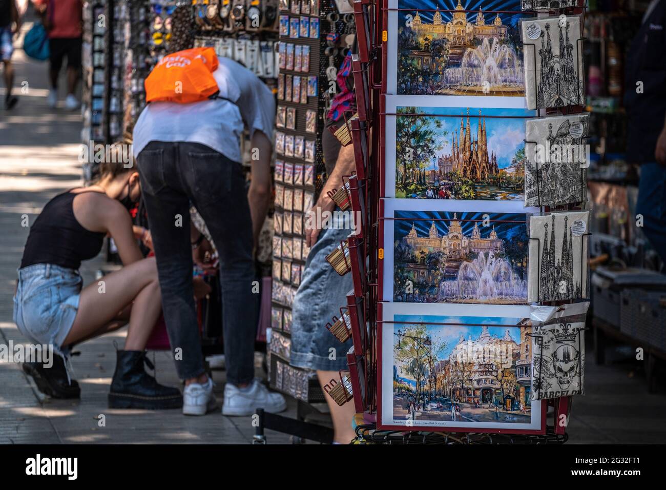 Barcelona, Spanien. Juni 2021. Touristen gesehen im Touristen-Souvenirladen auf La Rambla. Mit 50% der Bürger Kataloniens, die mit der ersten Dosis geimpft werden, beginnt der Tourismus in den Straßen von Barcelona zu sehen, vor allem im historischen Zentrum der Stadt. Bars, Geschäfte, Restaurants, Freizeitaktivitäten für den Tourismus, alle werden mit der Ankunft der Besucher aktiviert. Kredit: SOPA Images Limited/Alamy Live Nachrichten Stockfoto