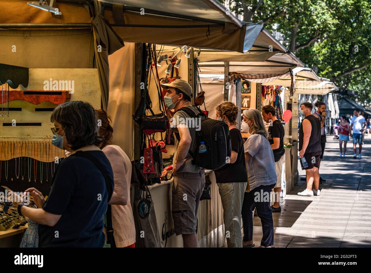 Barcelona, Spanien. Juni 2021. Touristen und Bewohner werden von den Kunsthandwerkern der Las Ramblas aus gesehen, wie sie einkaufen. Mit 50% der Bürger Kataloniens, die mit der ersten Dosis geimpft werden, beginnt der Tourismus in den Straßen von Barcelona zu sehen, vor allem im historischen Zentrum der Stadt. Bars, Geschäfte, Restaurants, Freizeitaktivitäten für den Tourismus, alle werden mit der Ankunft der Besucher aktiviert. Kredit: SOPA Images Limited/Alamy Live Nachrichten Stockfoto