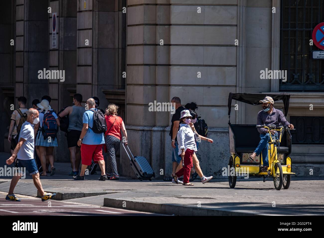 Barcelona, Spanien. Juni 2021. Auf den Ramblas wartet ein Pediküre auf die Kunden. Mit 50% der Bürger Kataloniens, die mit der ersten Dosis geimpft werden, beginnt der Tourismus in den Straßen von Barcelona zu sehen, vor allem im historischen Zentrum der Stadt. Bars, Geschäfte, Restaurants, Freizeitaktivitäten für den Tourismus, alle werden mit der Ankunft der Besucher aktiviert. Kredit: SOPA Images Limited/Alamy Live Nachrichten Stockfoto