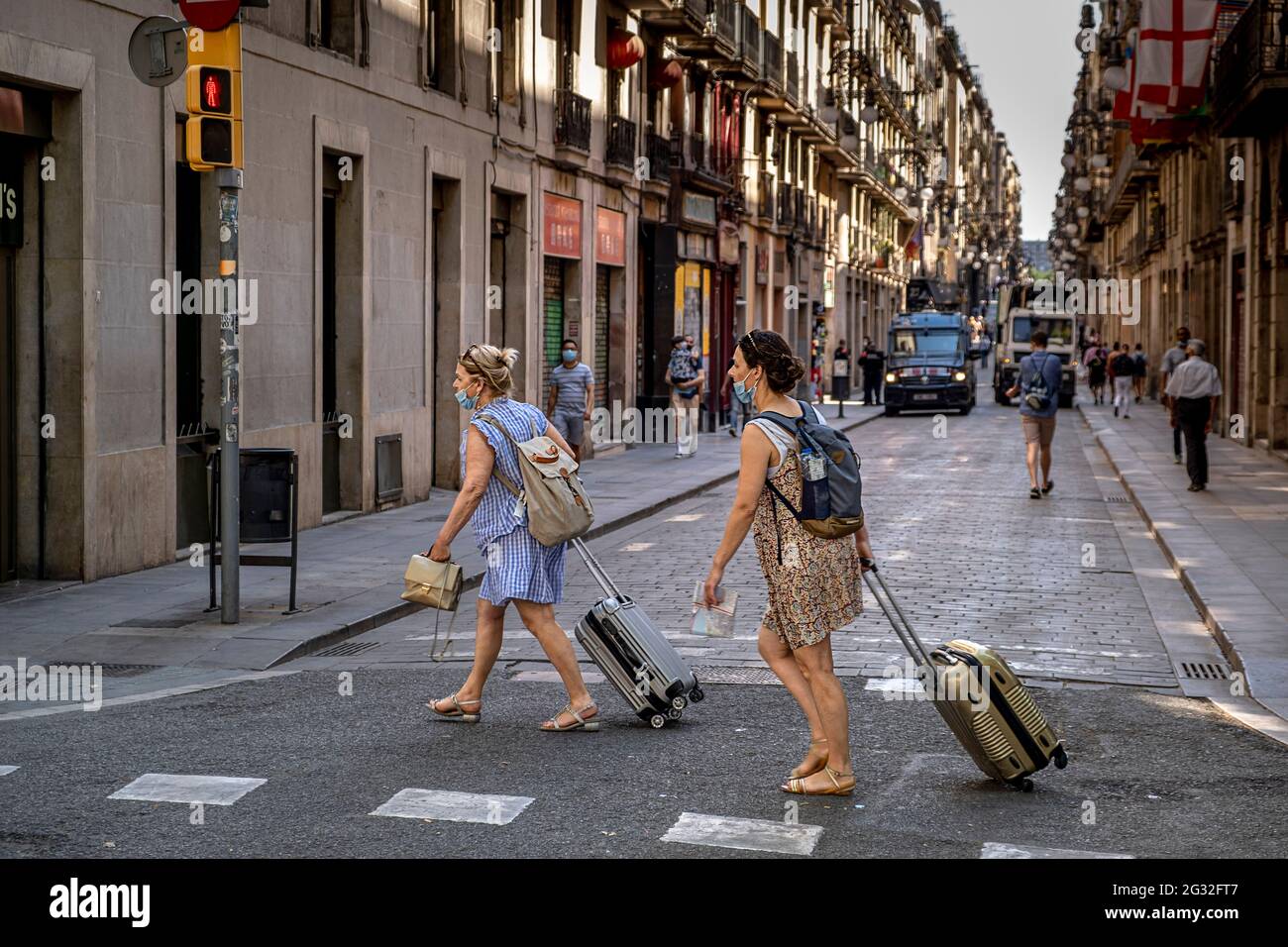 Barcelona, Spanien. Juni 2021. Touristen laufen mit ihren Koffern entlang der Las Ramblas. Mit 50% der Bürger Kataloniens, die mit der ersten Dosis geimpft werden, beginnt der Tourismus in den Straßen von Barcelona zu sehen, vor allem im historischen Zentrum der Stadt. Bars, Geschäfte, Restaurants, Freizeitaktivitäten für den Tourismus, alle werden mit der Ankunft der Besucher aktiviert. Kredit: SOPA Images Limited/Alamy Live Nachrichten Stockfoto