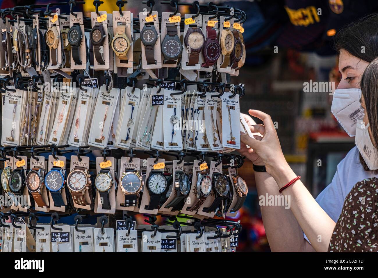 Barcelona, Spanien. Juni 2021. Touristen gesehen im Touristen-Souvenirladen auf La Rambla. Mit 50% der Bürger Kataloniens, die mit der ersten Dosis geimpft werden, beginnt der Tourismus in den Straßen von Barcelona zu sehen, vor allem im historischen Zentrum der Stadt. Bars, Geschäfte, Restaurants, Freizeitaktivitäten für den Tourismus, alle werden mit der Ankunft der Besucher aktiviert. Kredit: SOPA Images Limited/Alamy Live Nachrichten Stockfoto