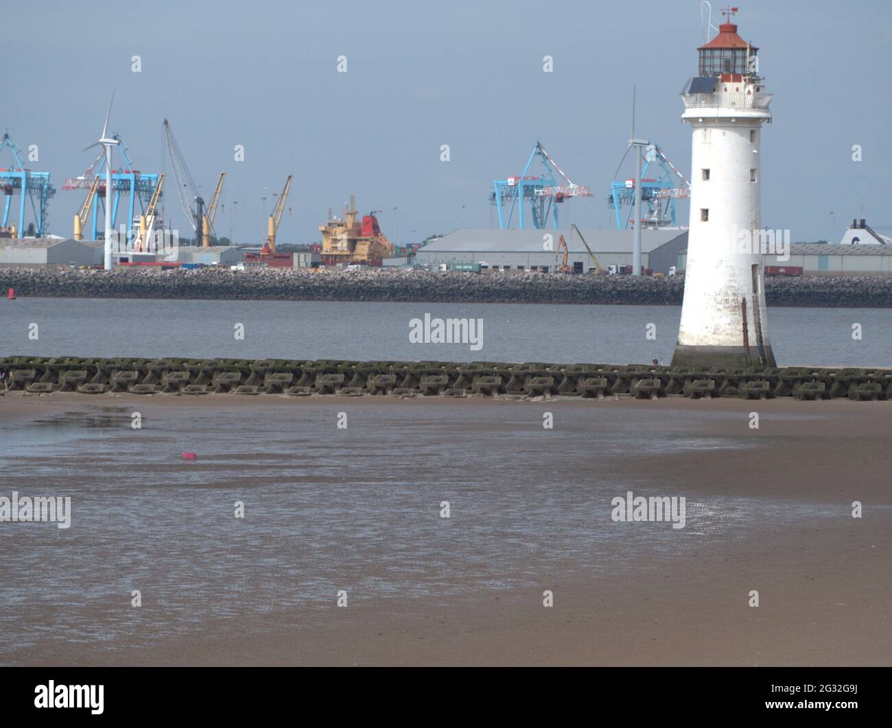 Viking-Kreuzschiff verlässt Liverpool am Perch Rock Lighthouse New Brighton vorbei Stockfoto