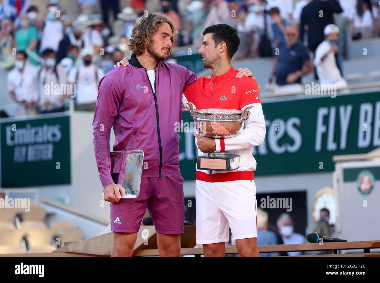 Paris, Frankreich. Juni 2021. Finalist Stefanos Tsitsipas aus Griechenland, Sieger Novak Djokovic aus Serbien während der Siegerehrung des Männerfinales am 15. Tag von Roland-Garros 2021, French Open 2021, einem Grand Slam-Tennisturnier am 13. Juni 2021 im Roland-Garros-Stadion in Paris, Frankreich - Foto Jean Catuffe/DPPI Quelle: DPPI Media/Alamy Live News Stockfoto