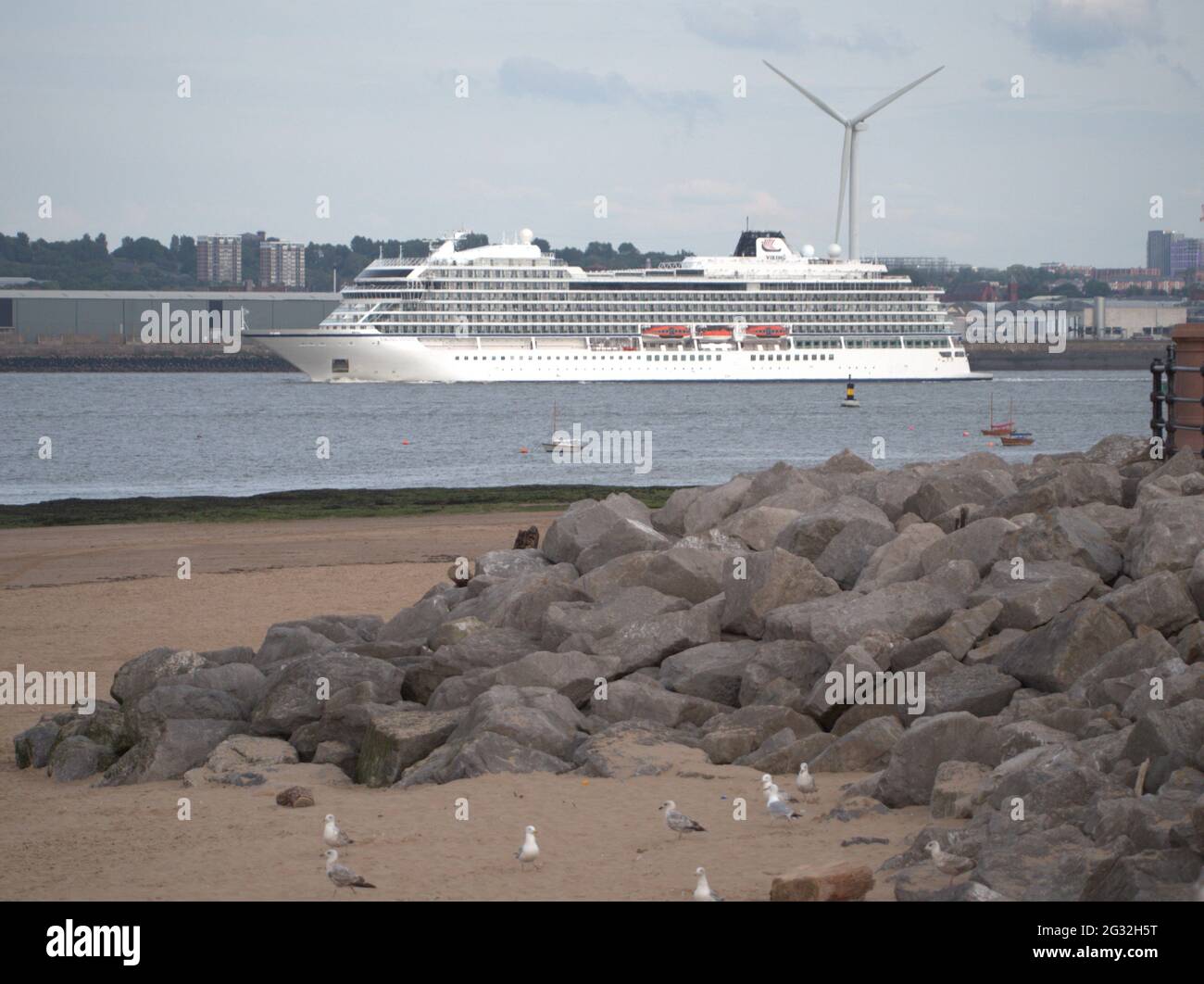 Das Viking Cruise-Schiff, das Liverpool verlässt, legt den Fluss Mersey entlang in die irische See an Stockfoto