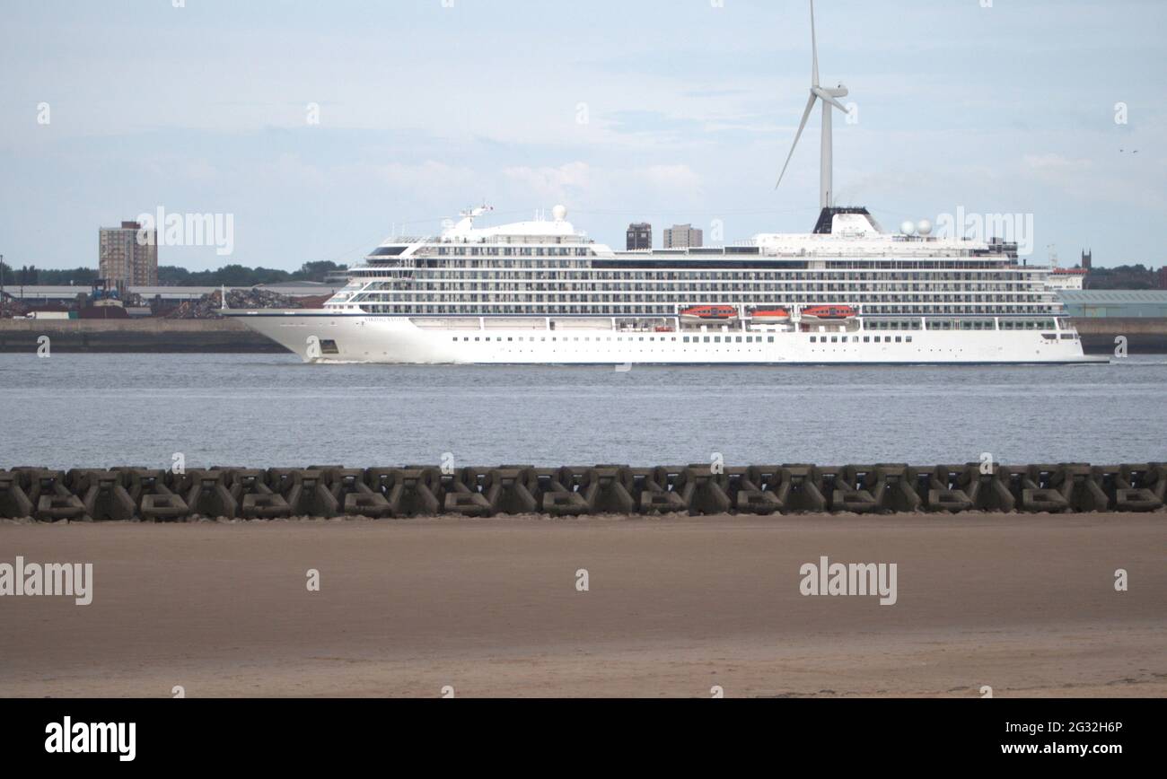 Das Viking Cruise-Schiff, das Liverpool verlässt, legt den Fluss Mersey entlang in die irische See an Stockfoto