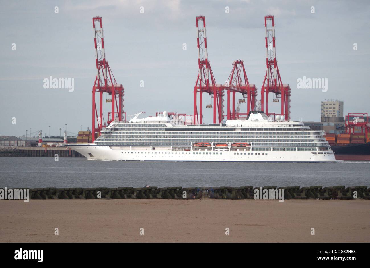 Das Viking Cruise-Schiff, das Liverpool verlässt, legt den Fluss Mersey entlang in die irische See an Stockfoto