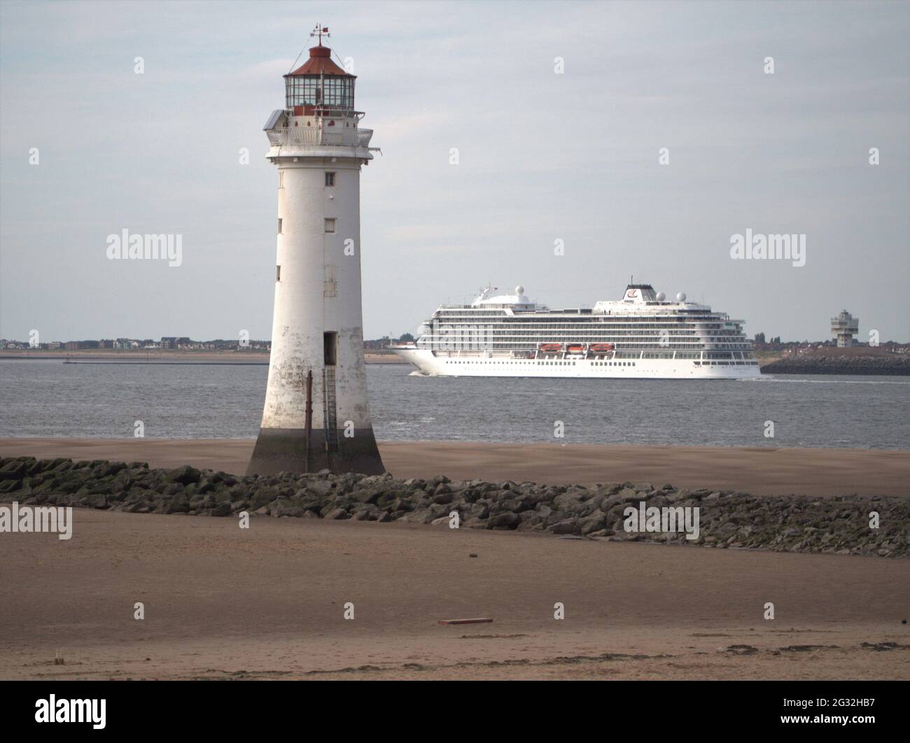 Viking-Kreuzschiff verlässt Liverpool am Perch Rock Lighthouse New Brighton vorbei Stockfoto