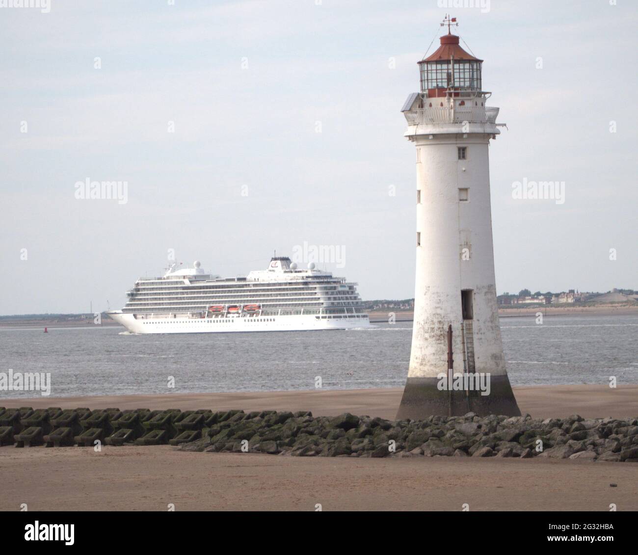 Viking-Kreuzschiff verlässt Liverpool am Perch Rock Lighthouse New Brighton vorbei Stockfoto