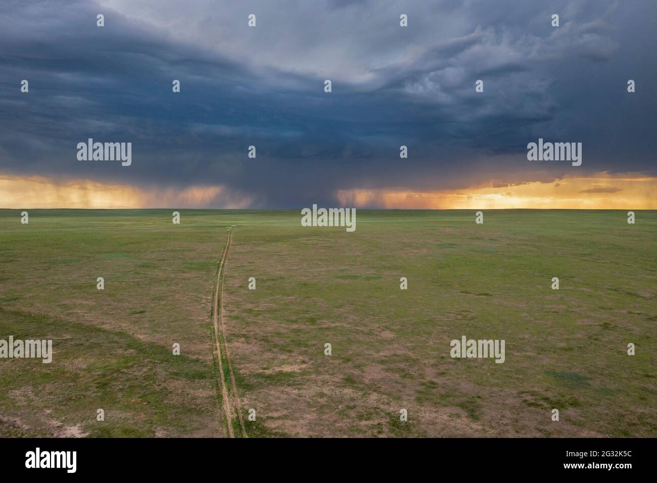 Starke Sturmwolke über grüner Prärie und entfernten Rocky Mountains - Pawnee National Grassland in Colorado, Luftaufnahme des späten Frühlings oder des Frühsommers Stockfoto