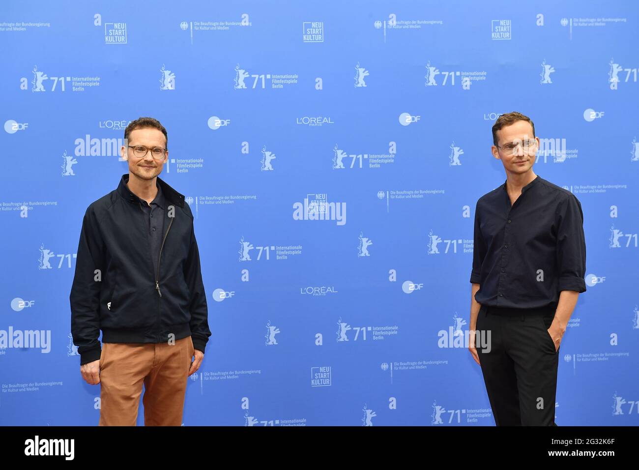 Berlin Deutschland Juni 2021 Die Gewinner Der Kategorie Encounter Film 2021 Die Zwillinge Silvan L Und Ramon Zuercher Treffen Sich Wahrend Der 71 Internationalen Filmfestspiele Berlin Vor Der Preisverleihung Im Berlinale Summer
