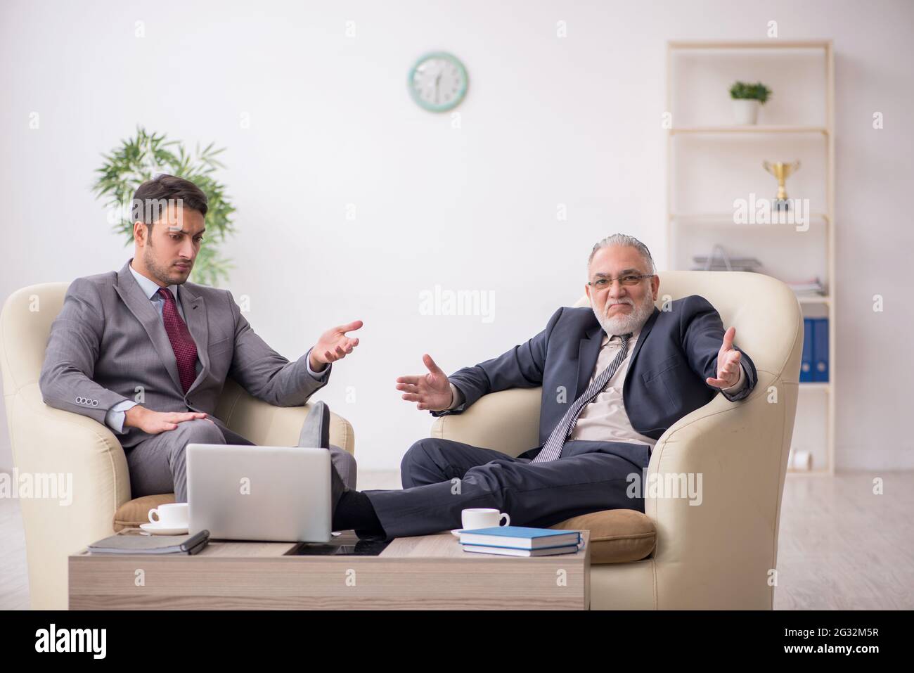 Zwei Geschäftsleute diskutieren Projekt im Büro Stockfoto