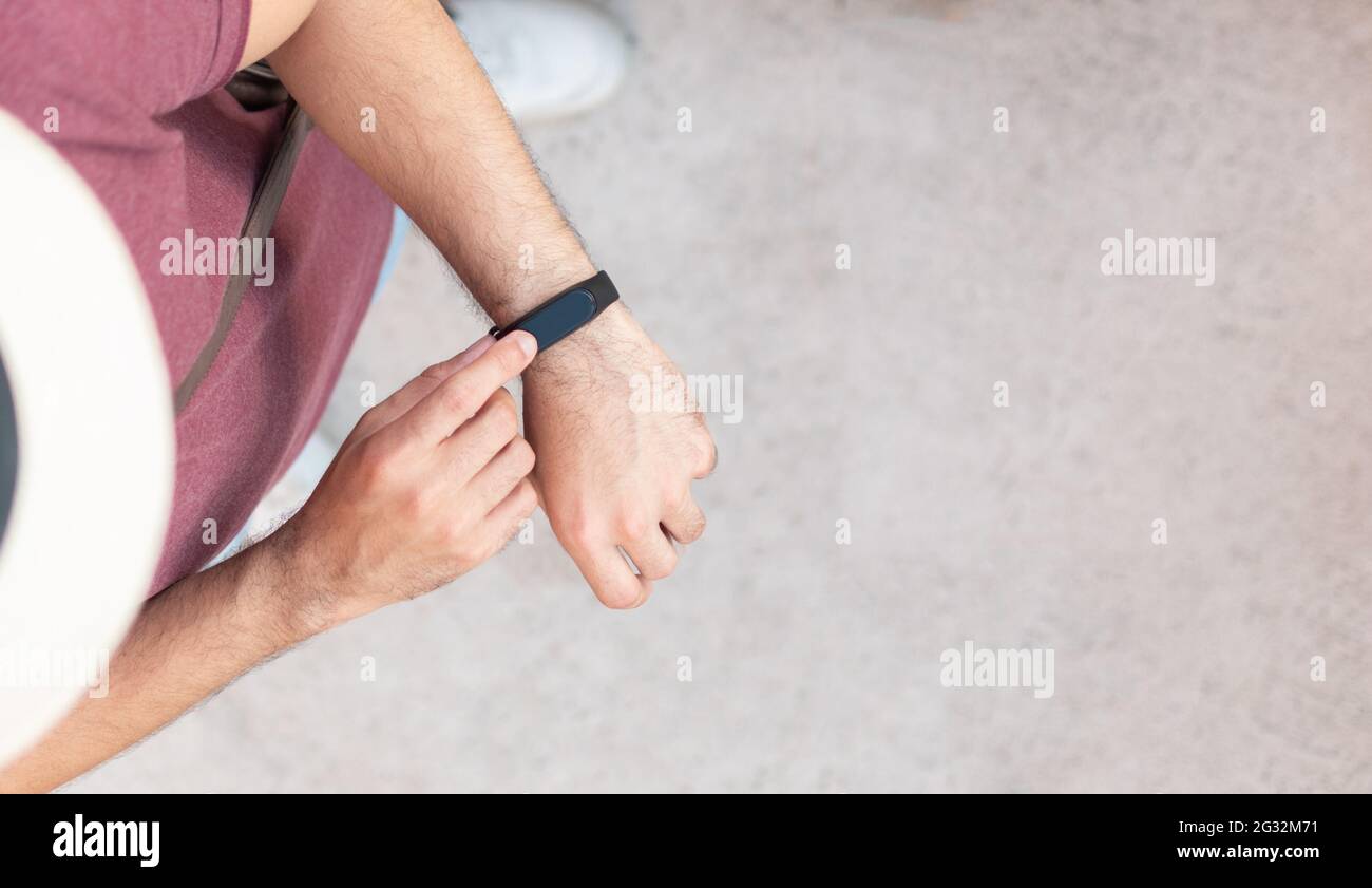 Vertikale Draufsicht auf eine nicht erkennbare Person, die seine Smart Watch trägt Stockfoto