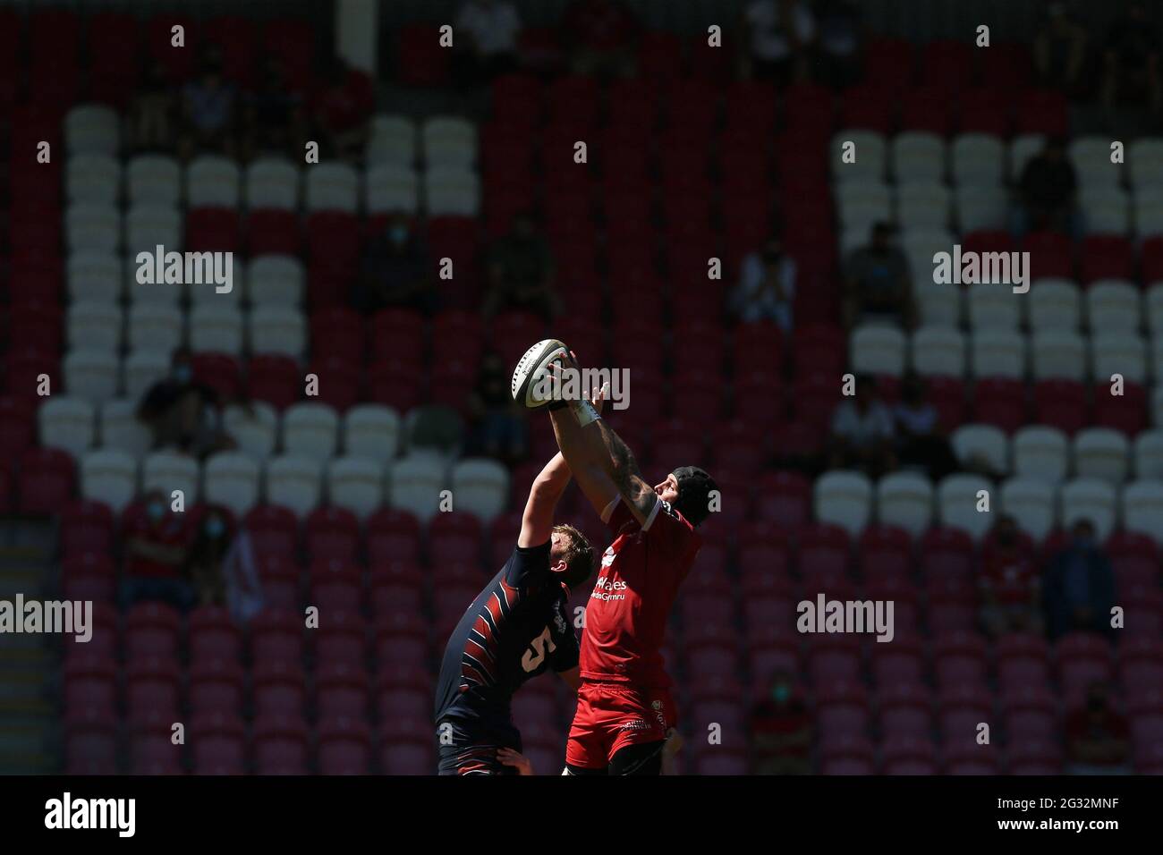 Llanelli, Großbritannien. Juni 2021. Die Spieler bestreiten eine Linie, während die Fans vom Stand aus zusehen. Guinness Pro14 Rainbow Cup Spiel, Scarlets gegen Edinburgh Rugby im Parc y Scarlets Stadium in Llanelli, South Wales am Sonntag, 13. Juni 2021. Bild von Andrew Orchard/Andrew Orchard Sports Photography/Alamy Live News Kredit: Andrew Orchard Sports Photography/Alamy Live News Stockfoto