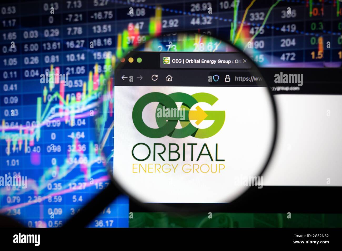 Firmenlogo der Orbital Energy Group auf einer Website mit verschwommenen Börsenentwicklungen im Hintergrund, auf einem Computerbildschirm gesehen Stockfoto
