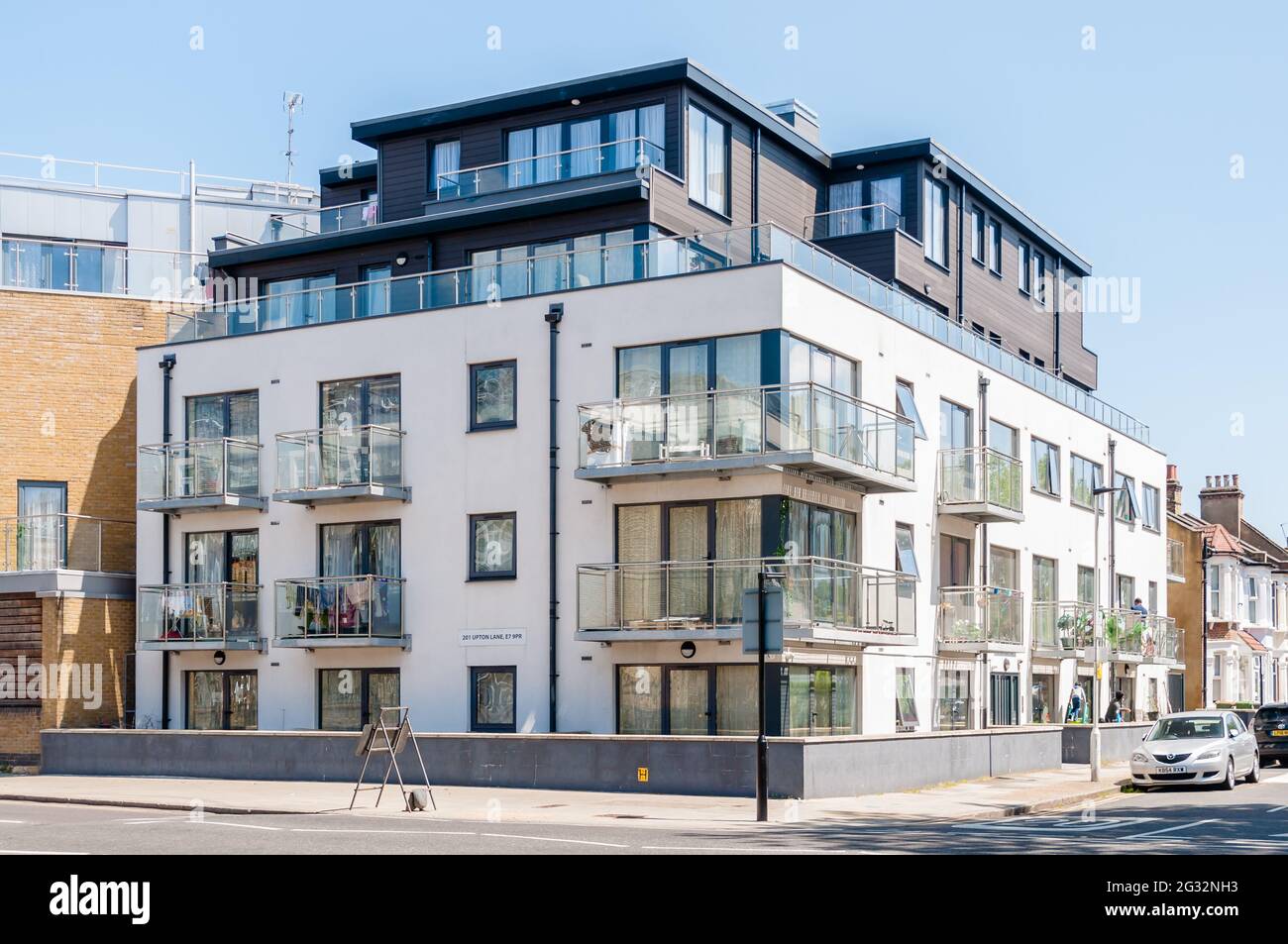 Moderne Apartmenthäuser in einem Flachbau in Upton Lane, Newham, London Stockfoto