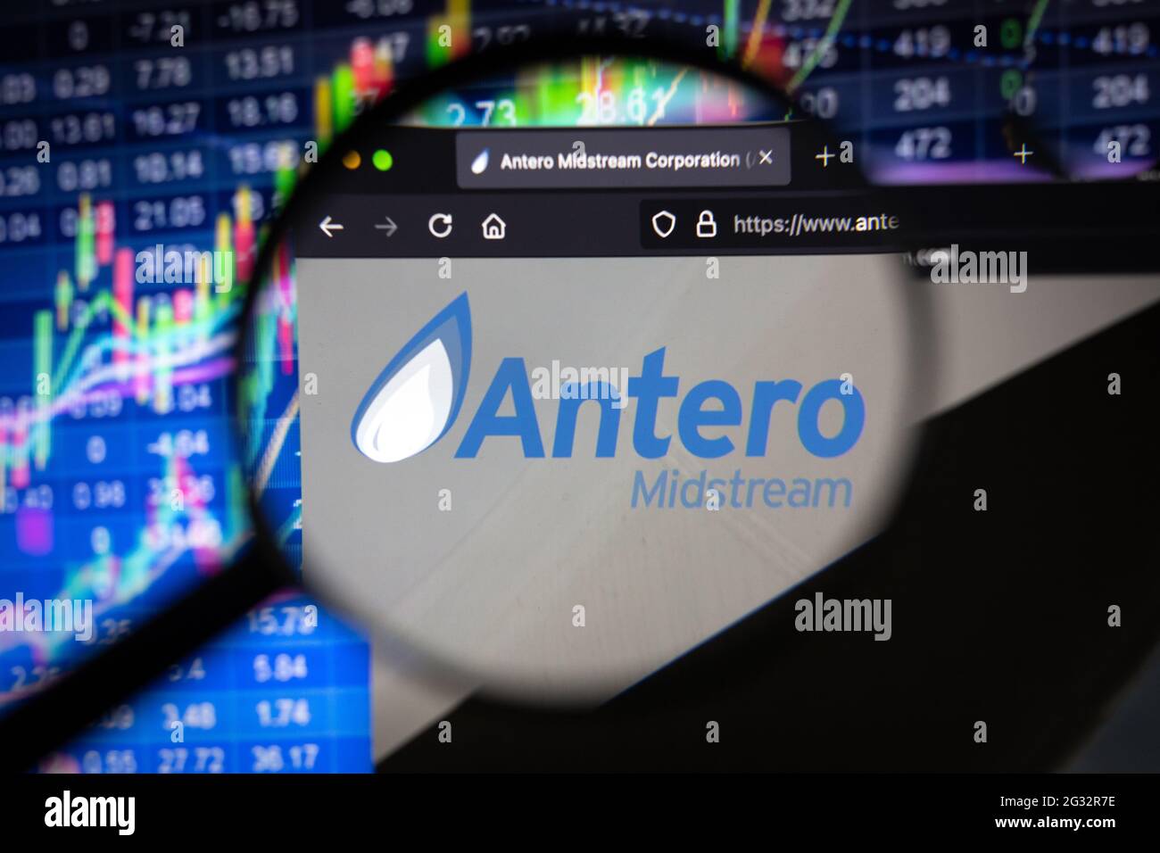 Antero Midstream Firmenlogo auf einer Website mit verschwommenen Börsenentwicklungen im Hintergrund, auf einem Computerbildschirm gesehen Stockfoto