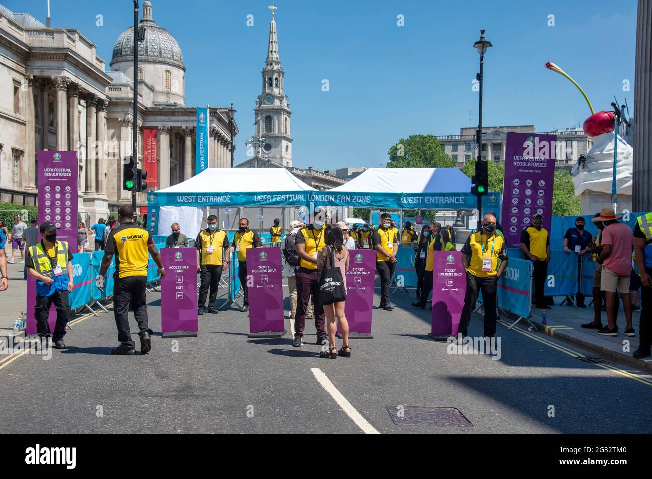 London, Großbritannien. Juni 2021. Das Sicherheitspersonal überprüft die Ticketinhaber vor dem Eintritt zur UEFA Festival London Fan Zone am Trafalgar Square, wo sie England Spiele auf einem riesigen Bildschirm sehen können. Kredit: SOPA Images Limited/Alamy Live Nachrichten Stockfoto