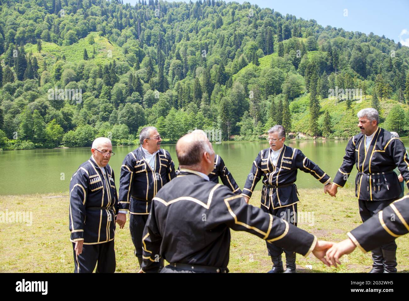 Artvin/Türkei - 19/06/2014 : Lokal Folk Dance Team von der Karagol Lakeside Stockfoto