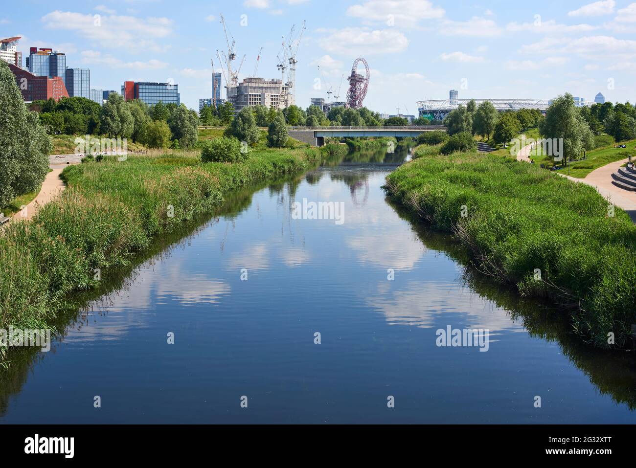 Queen Elizabeth Olympic Park, Stratford, East London, Großbritannien, im Sommer, mit dem Fluss Lea, der nach Süden blickt Stockfoto