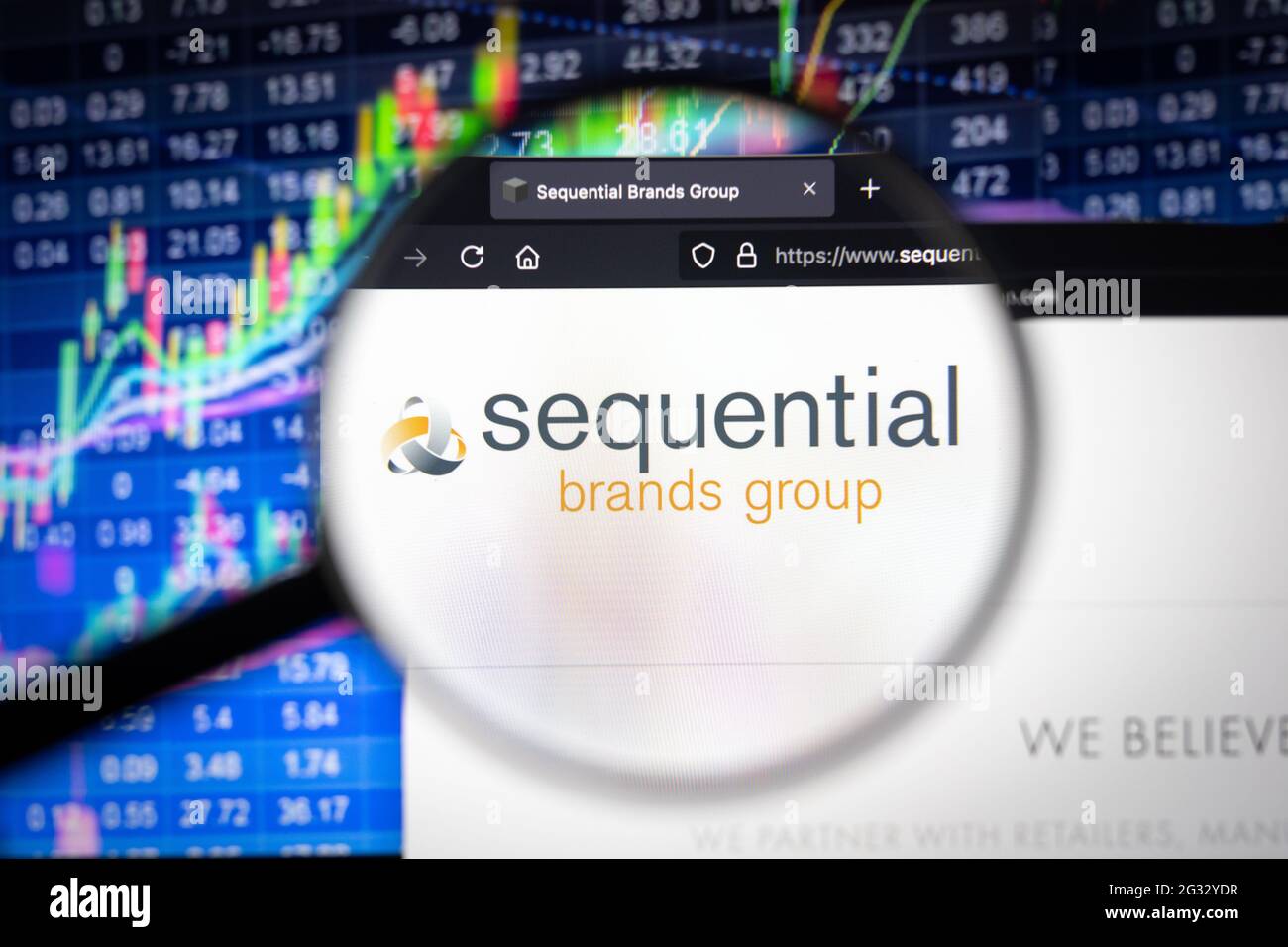 Sequenzielle Marken-Konzernlogo auf einer Website mit verschwommenen Börsenentwicklungen im Hintergrund, auf einem Computerbildschirm gesehen Stockfoto