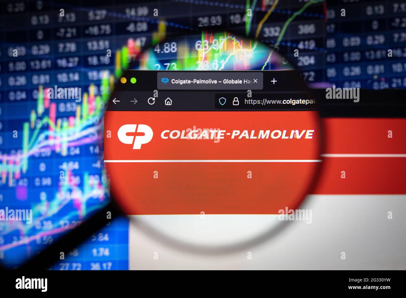 Firmenlogo von Colgate Palmolive auf einer Website mit verschwommenen Börsenentwicklungen im Hintergrund, auf einem Computerbildschirm gesehen Stockfoto