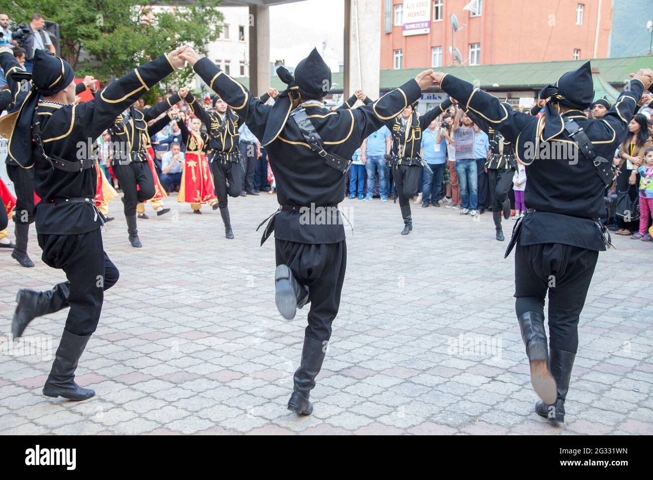 Volkstanz mit ethnischen Kostümen.Artvin/Türkei - 18/06/2014 Stockfoto