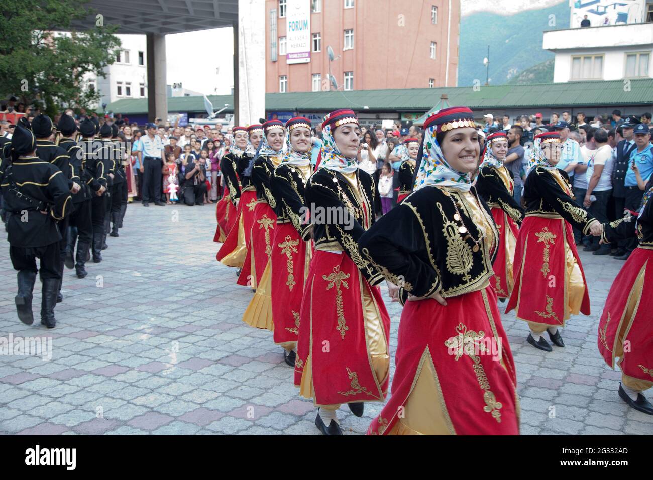 Artvin/Türkei - 18/06/2014 : Volkstanz mit ethnischen Kostümen Stockfoto