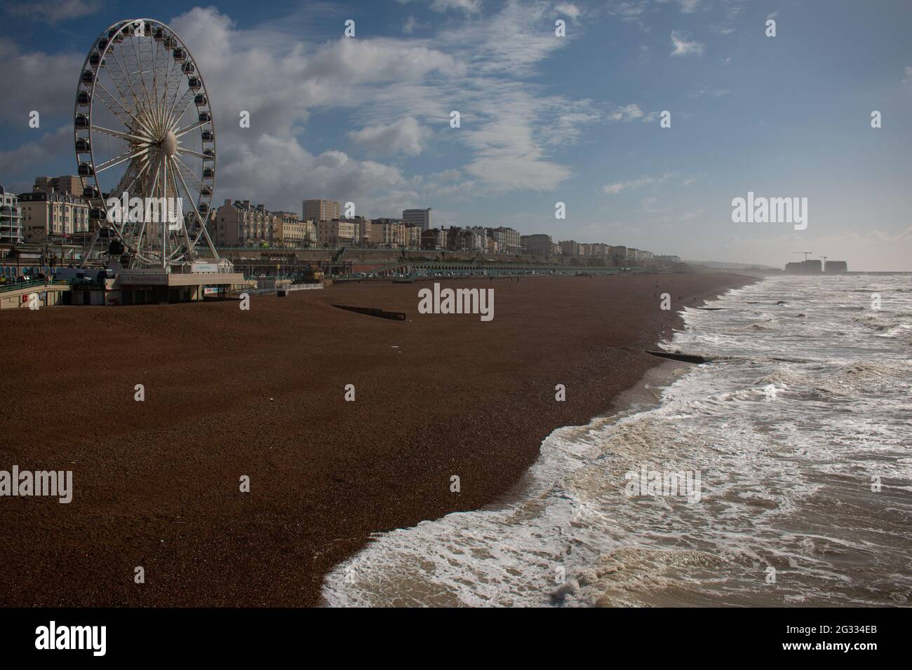 Strand von Brighton am Morgen, in der Nähe des Brighton Palace Pier, Großbritannien Stockfoto