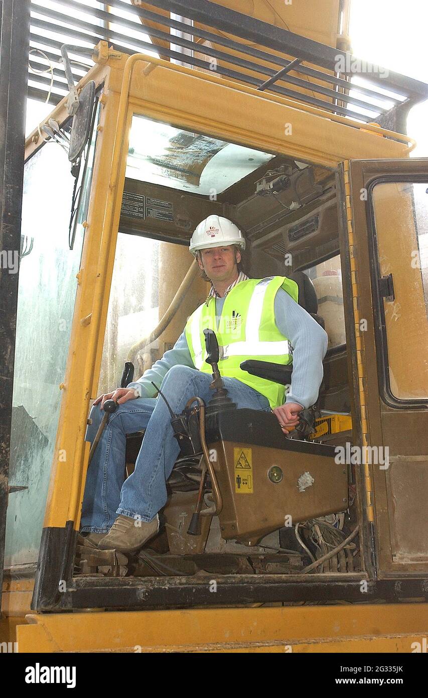 WETTBEWERBSSIEGER STUART HAMILTON BEGINNT MIT DEM ABRISS DES HÄSSLICHSTEN GEBÄUDES GROSSBRITANNIENS. THE TRICORN PORTSMOUTH PIC MIKE WALKER 2004 Stockfoto