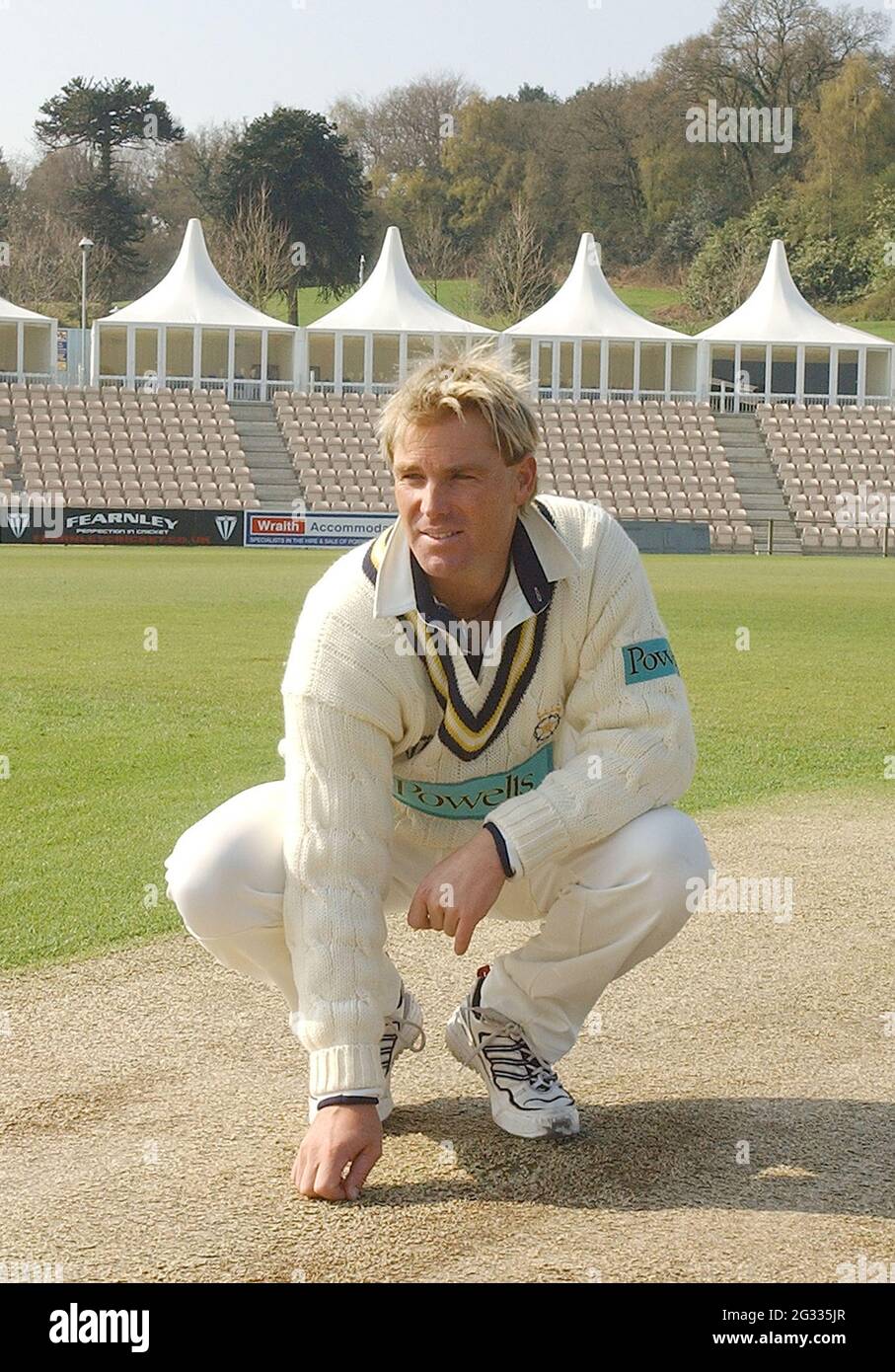 SHANE WARNE UNTERSUCHT DEN HAMPSHIRE-PITCH, ALS ER AN DER ROSENSCHALE ANKOMMT. PIC MIKE WALKER, 2004 Stockfoto