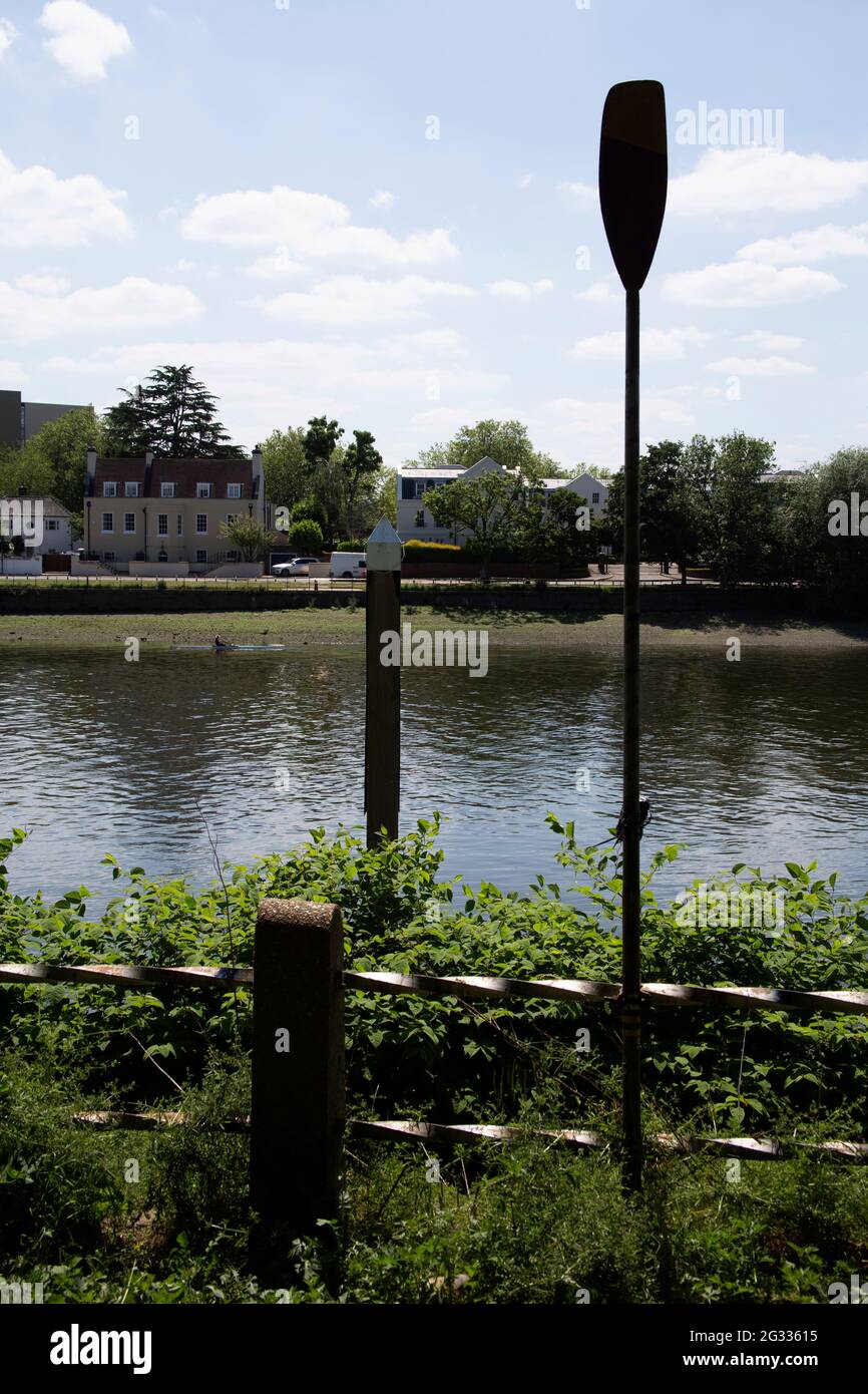 Der Hersteller auf der Middlesex-Seite der Themse, der die Ziellinie des Oxford Cambridge University-Bootsrennens markiert, Chiswick, London Stockfoto