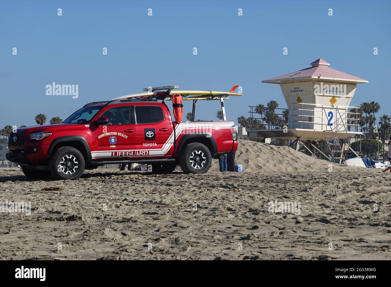 Roter Rettungsschwimmer-LKW auf Strandpatrouille an einem Rettungsschwimmer-Turm Huntington Beach California Stockfoto