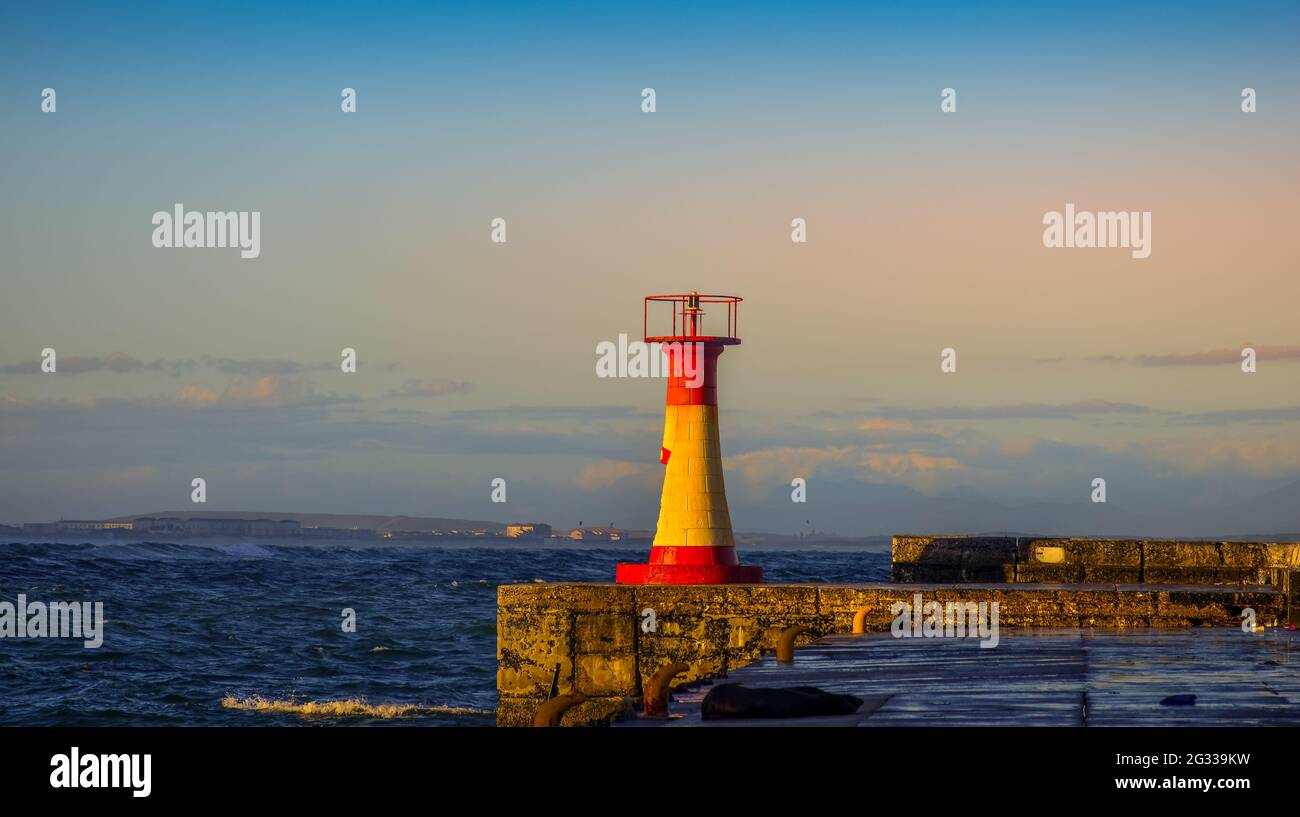 Farbenprächtiger Leuchtturm in der Kalk Bay in Kapstadt Südafrika Stockfoto