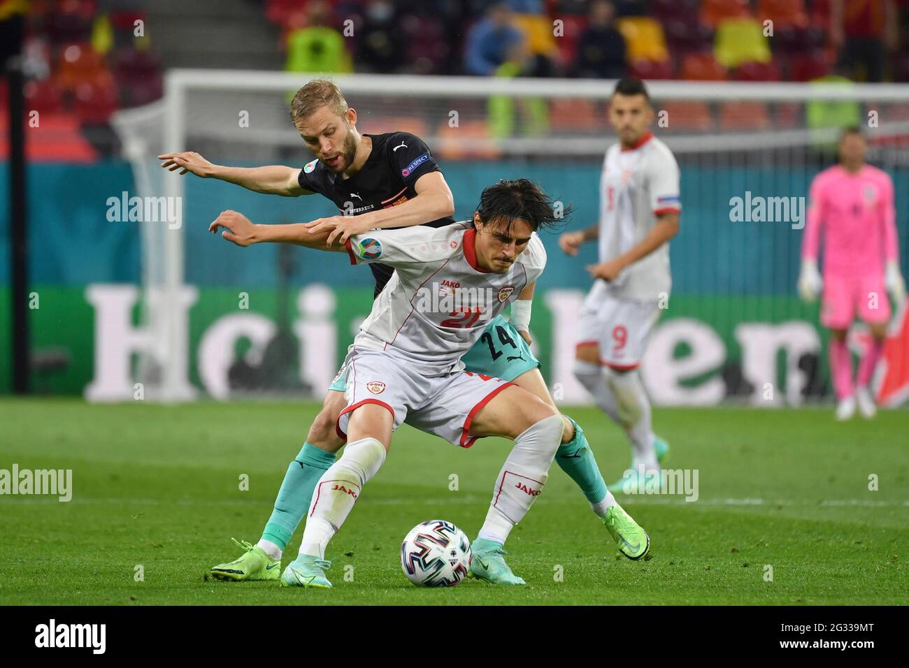 Bukarest, National Arena. Juni 2021. Konrad LAIMER (AUT), Action, Duelle gegen Eljif ELMAS (MKD). Gruppenphase, Vorrunde Gruppe C, Spiel M06, Österreich (AUT) - Nordmakedonien (MKD) 3-1, am 13. Juni 2021 in Bukarest, National Arena. Football EM 2020 von 06/11/2021 bis 07/11/2021. Kredit: dpa/Alamy Live Nachrichten Stockfoto