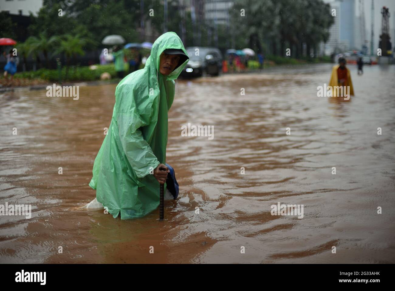 Jakarta, Indonesien. Februar 2015. Arbeiter des Stadtplanungsbüros versuchten zu finden, ob das Entwässerungssystem der Straße verstopft ist, nachdem ein kontinuierlicher Regen Jakarta überflutet hatte, auf der Thamrin Street, die sich über das Herz der indonesischen Hauptstadt erstreckt. Stockfoto