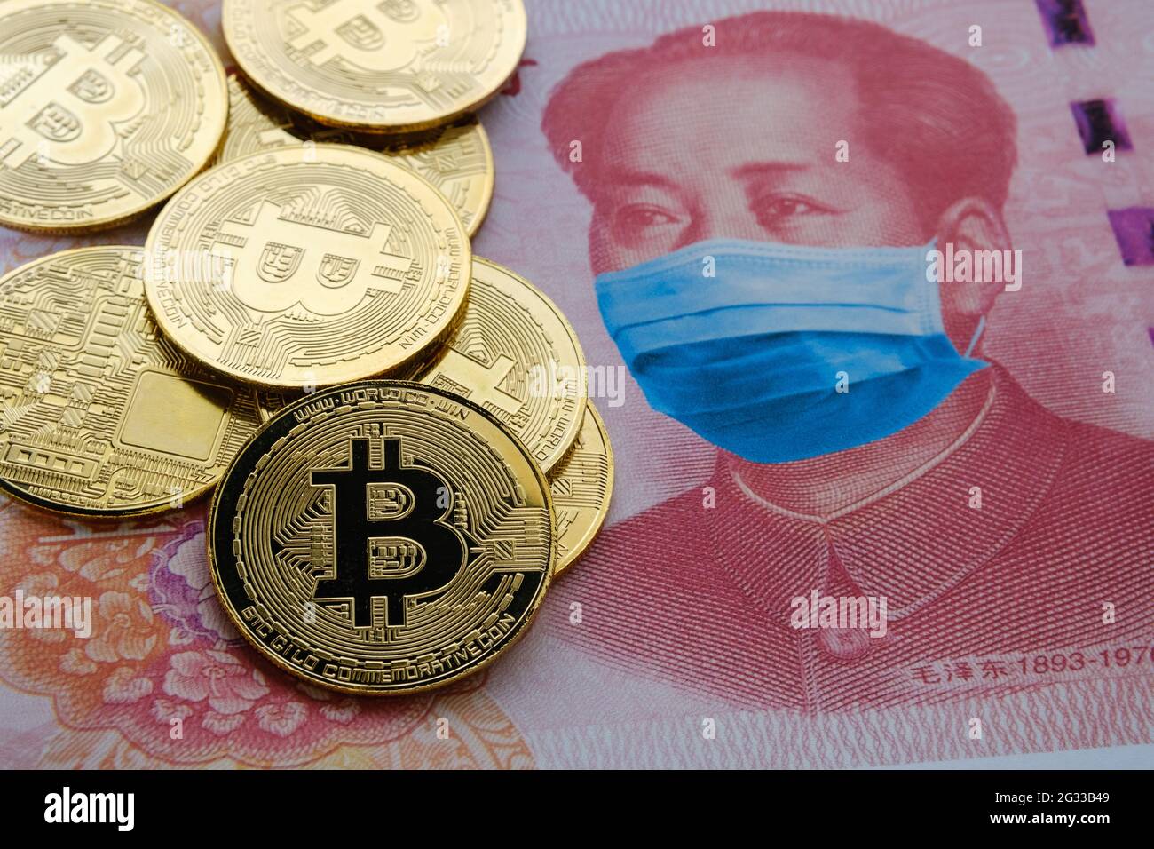 Beschränkungen der Kryptowährung in China nach der COVID-19-Pandemie. Konzept. Bild von Bitcoin-Münzen auf 100 Yuan-Note mit angewendetem Anti-Virus-Gesicht m platziert Stockfoto