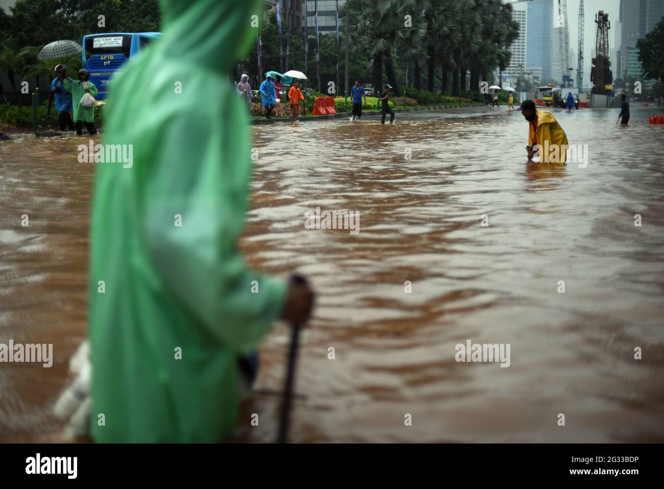Jakarta, Indonesien. Februar 2015. Arbeiter des Stadtplanungsbüros versuchten zu finden, ob das Entwässerungssystem der Straße verstopft ist, nachdem ein kontinuierlicher Regen Jakarta überflutet hatte, auf der Thamrin Street, die sich über das Herz der indonesischen Hauptstadt erstreckt. Stockfoto