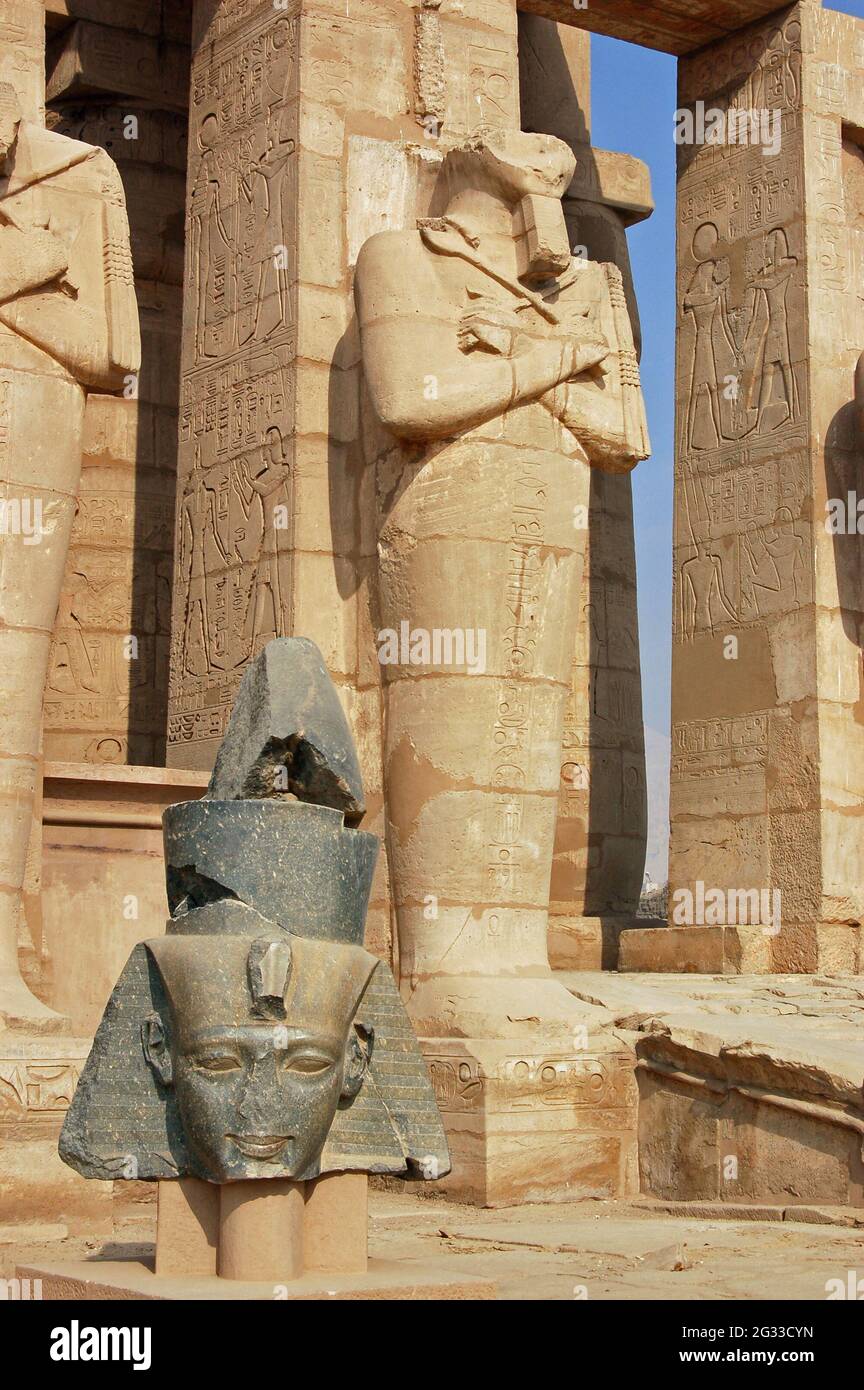 Statuen des großen ägyptischen Pharaos Ramses II. Im Ramasseum-Tempel am Westufer des Nils in Luxor, Ägypten Stockfoto