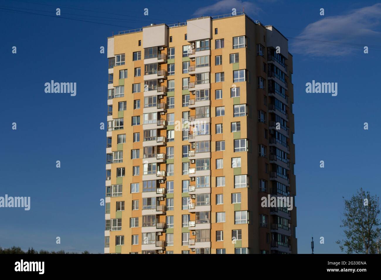 Öffentlicher Innenhof in der Gegend. Wohngebiet. Bereich mit Mehrfamilienhäusern. Blick auf die Häuser. Raum zwischen Wohngebäuden. Stockfoto
