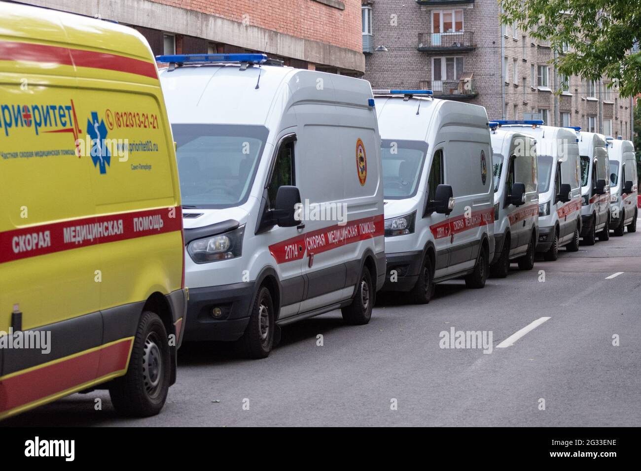 Sankt Petersburg, Russland - 13. Juni 2021: In der Aufnahmeabteilung des Pokrovskaya-Krankenhauses wartet eine Reihe von Krankenwagen auf die Wende. Stockfoto