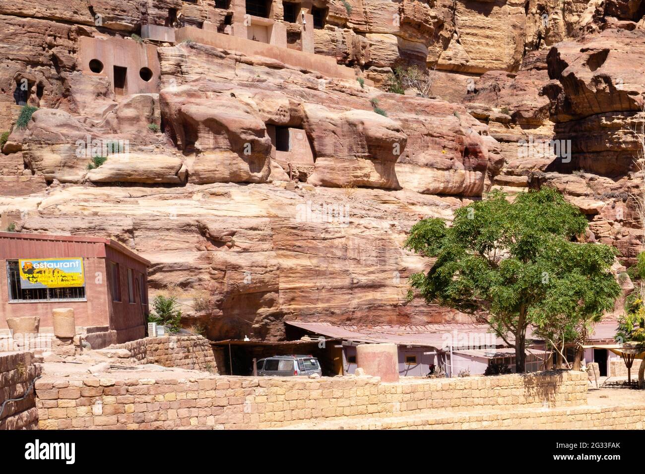 Das Äußere des Basin Restaurants, das einzige Restaurant, das an der archäologischen Stätte von Petra, Jordanien, geöffnet ist Stockfoto
