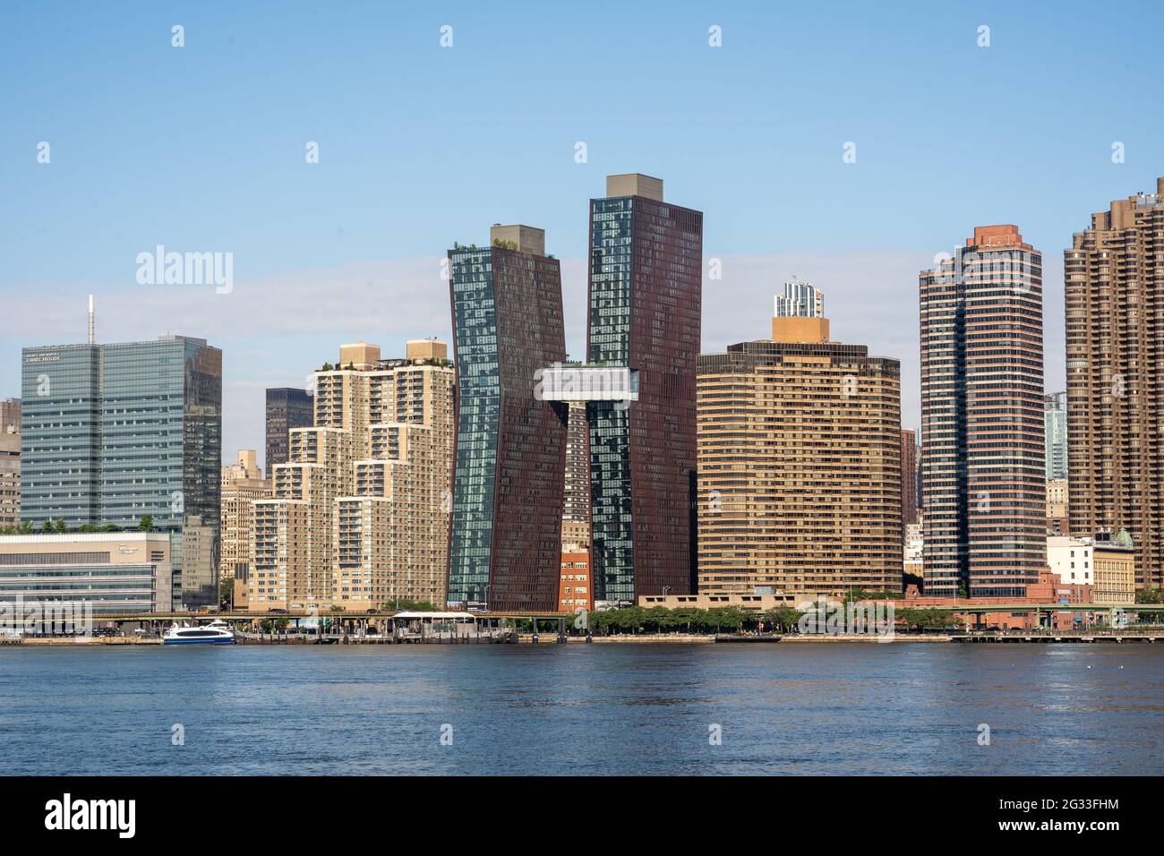 Long Island City, NY - USA - 13. Juni 2021: Landschaftsansicht der Ostseite von Manhattan. Mit den American Copper Buildings. Stockfoto