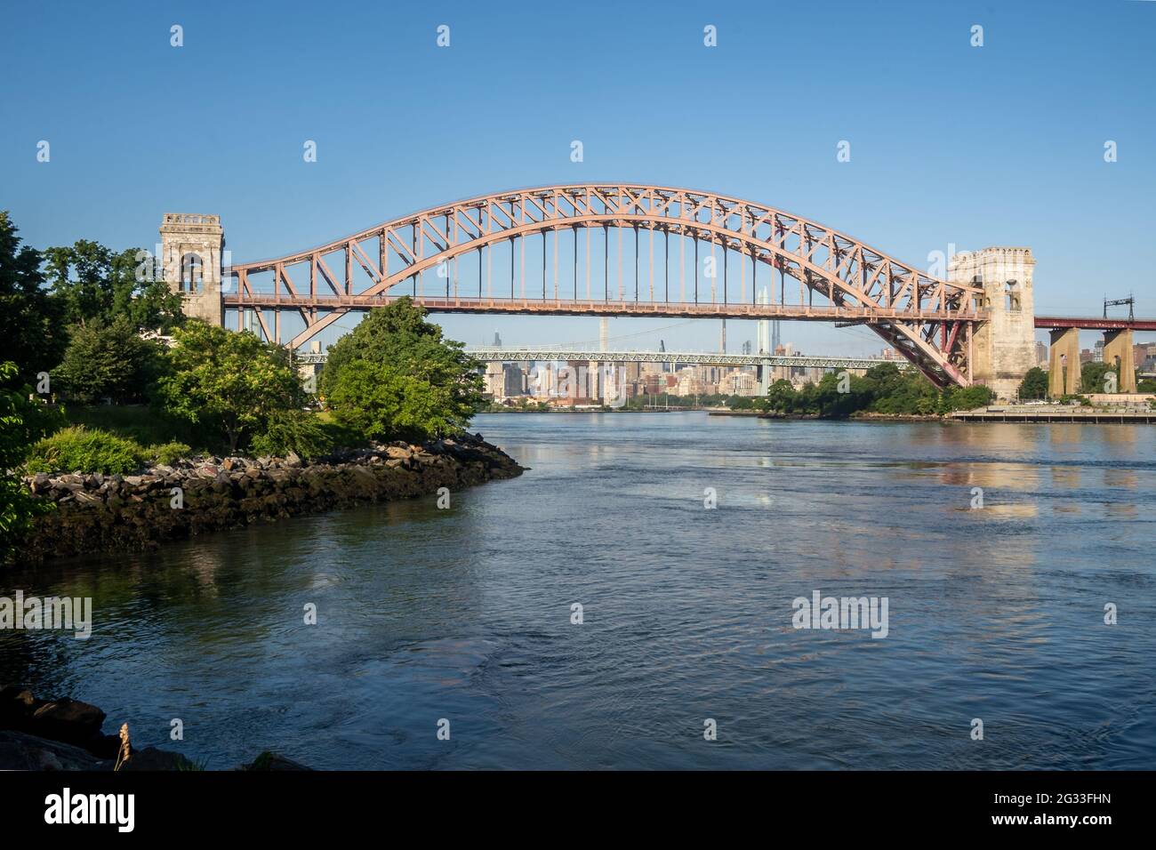 Astoria, NY - USA - 13. Juni 2021: Blick auf die historische Hell Gate Bridge Stockfoto