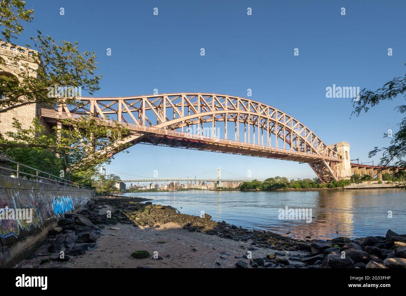 Astoria, NY - USA - 13. Juni 2021: Blick auf die historische Hell Gate Bridge Stockfoto
