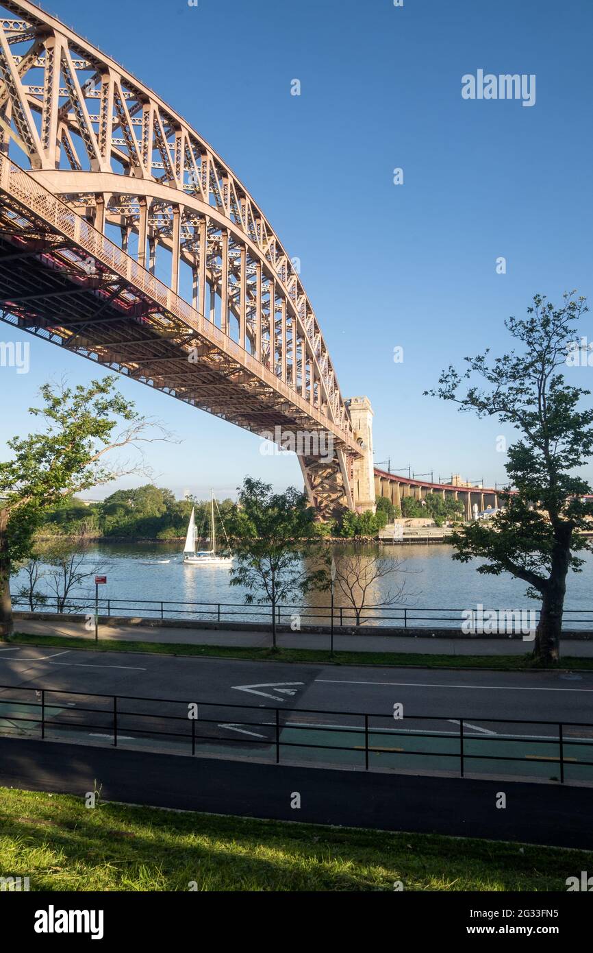 Astoria, NY - USA - 13. Juni 2021: Blick auf die historische Hell Gate Bridge Stockfoto
