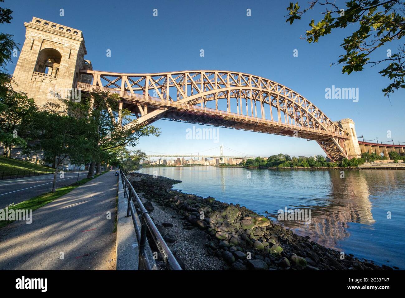 Astoria, NY - USA - 13. Juni 2021: Blick auf die historische Hell Gate Bridge Stockfoto