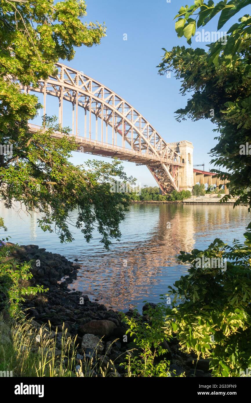 Astoria, NY - USA - 13. Juni 2021: Blick auf die historische Hell Gate Bridge Stockfoto