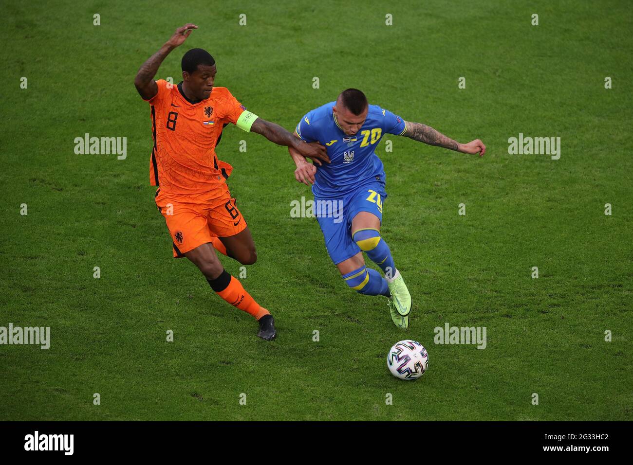 AMSTERDAM, NIEDERLANDE - 13. JUNI: Georginio Wijnaldum aus den Niederlanden, Oleksandr Zubkov aus der Ukraine während des UEFA Euro 2020 Championship Gruppe C Spiel zwischen den Niederlanden und der Ukraine in der Johan Cruijff Arena am 13. Juni 2021 in Amsterdam, Niederlande (Foto von Marcel ter Bals/Orange Picles) Quelle: Orange Pics BV/Alamy Live News Stockfoto