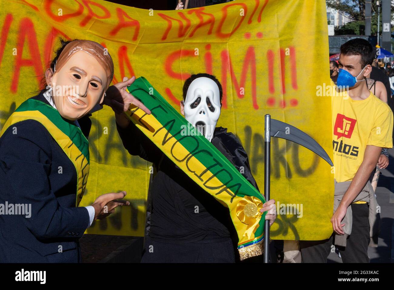 São PAULO (SP), 06.13.2021 – Politics – Eine Gruppe von Demonstranten des Jugendkollektivs, die an der Copa América in Brasilien und in Fora Bolsonaro protestieren Stockfoto